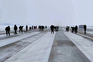 信陽(yáng)明港機(jī)場(chǎng)抗擊冰雪，護(hù)航旅客回家路